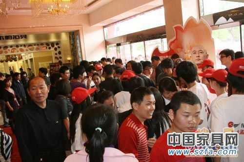 孟非簽售現場人潮洶涌 孟非簽售現場人潮洶涌