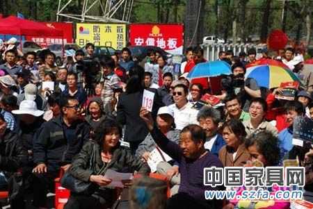 業主舉牌進行搶拍
點擊圖片查看下一頁 業主舉牌進行搶拍