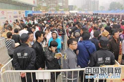 紅星美凱龍在全城三店同步展開“幸福來簽手”總裁簽售活動
點擊圖片查看下一頁 紅星美凱龍在全城三店同步展開“幸福來簽手”總裁簽售活動