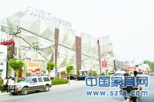 飾界風(fēng)以專業(yè)飾品賣場的形象獨立于十里河?xùn)|段,銀灰色的裝修讓其很不醒目,位置欠佳、定位失策是其敗北的重要因素。