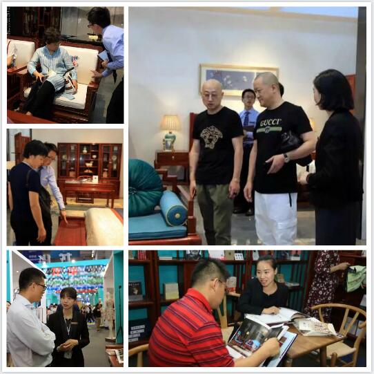 市民向祥利紅木工作人員了解家具 市民向祥利紅木工作人員了解家具