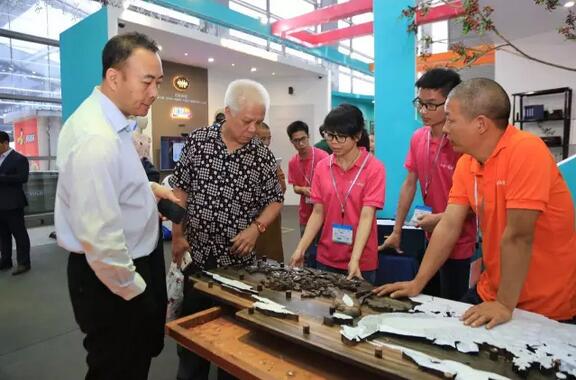 祥利紅木雕花區(qū),市民和雕花工人交流雕花工藝 祥利紅木雕花區(qū),市民和雕花工人交流雕花工藝